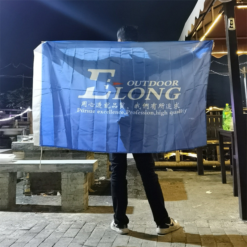 Elongngoài trời mở một cuộc họp thịtnướng vào cuối tuần trước